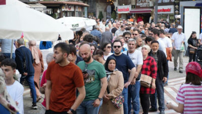 Meşhur lezzeti tatmak metrelerce uzunlukta sıra beklediler!