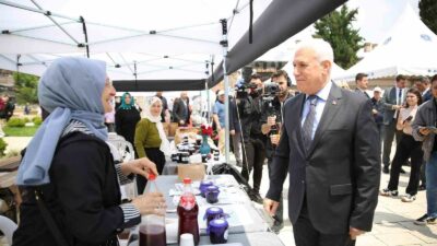 Bursa’nın lezzetleri tarihi meydanda vitrine çıktı