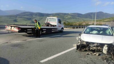 Bursa’da feci kaza: Otomobilin motoru çıktı