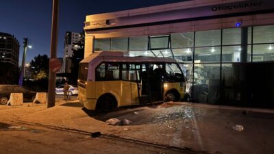 Bursa’nın belalı kavşağında korkunç kaza; 12 yaralı var…