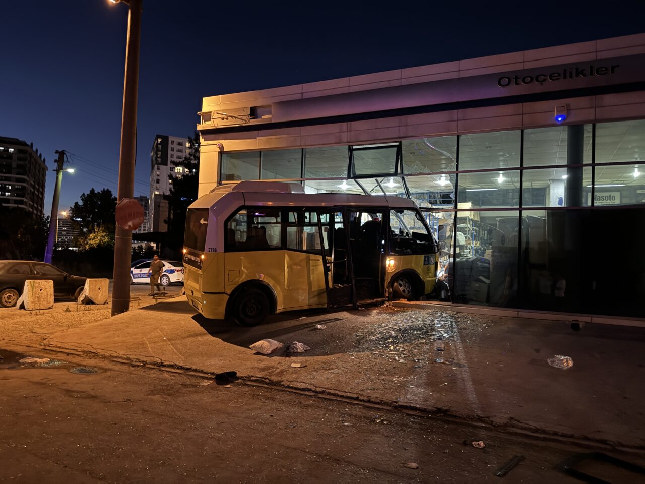 Bursa’nın belalı kavşağında korkunç kaza; 12 yaralı var…