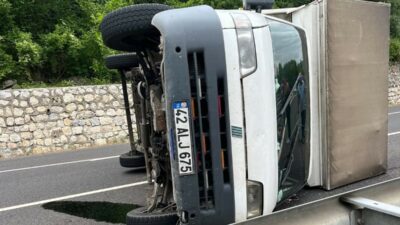 Bursa’da kamyonet devrildi: Yaralılar var