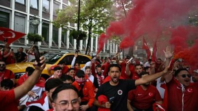 Dortmund’da Türk taraftarlardan şov!