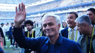 Jose Mourinho resmen Fenerbahçe’de