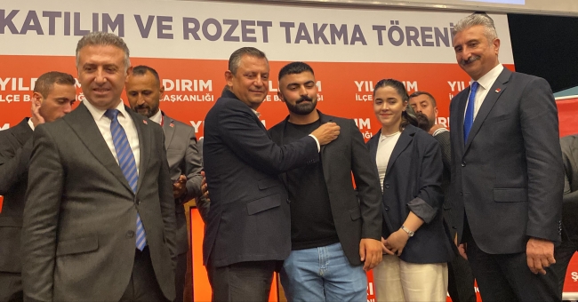Özel, Bursa’da CHP’ye yeni katılan üyelere rozet taktı