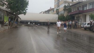 Bursa’da TIR devrildi, yol kapandı