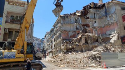 Bursa’nın bu ilçesinde kentsel dönüşüme giren binalar yıkılıyor