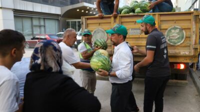 Bursa Büyükşehir’den ücretsiz karpuz, kavun; Hem çiftçi hem vatandaşın yüzü güldü