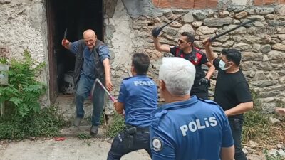 Bursa’da hareketli dakikalar! Polisi bıçakladı
