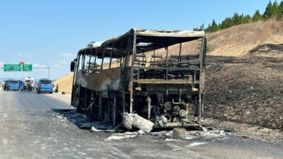 Bursa’da seyir halindeki yolcu otobüsü yandı