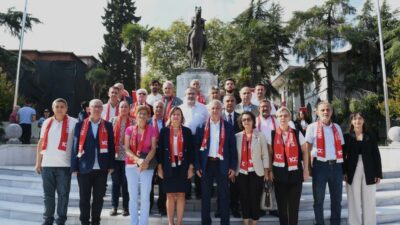 Atatürk’ün Cumhurbaşkanı olarak Bursa’ya gelişinin 100. yılı anısına çelenk sunumu