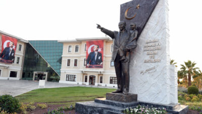 Osmangazi Belediyesi Zafer Bayramı’nı Atatürk Anıtı ile taçlandırdı