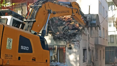 Bursa’da tehlike saçıyordu! Yıkılarak ortadan kaldırıldı