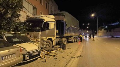 Bursa’da freni boşalan tır dehşet saçtı!