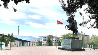 Bursa’nın o ilçesinde merakla beklenen konu! Atatürk anıtı meydana tekrar getirilecek mi?