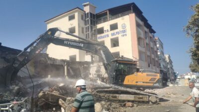 Bursa’da deprem sonrası tahliye edilmişti! Belediye binasının yıkımına başlandı