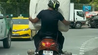 Bursa’da yolda görenler hayrete düştü! Yataklı motosiklet turu kamerada