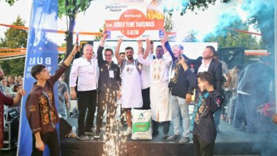 10 dakikada 15 metre börek yedi, altınları kazandı