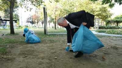 Bursa’da belediye başkanı parkta çöpleri topladı