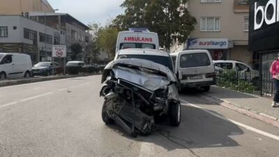 Bursa’da feci kaza: Ambulans otomobil ile kafa kafaya çarpıştı!