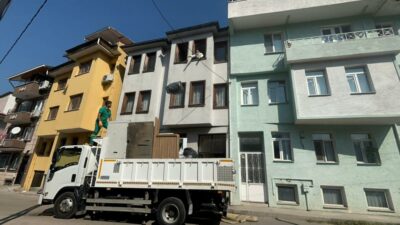 Bursa’da 3 katlı apartmandan kamyon kamyon çöp çıktı!