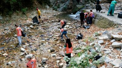 Bursa’da 2 kamyon çöp topladılar