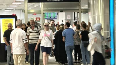 Bursa’da okulları açıldı kuyruk dışarı taştı!