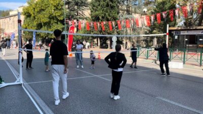 Bursa’nın en işlek caddesi çocuklara kaldı