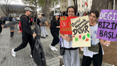 Bursa’da vatandaşlar sokakları hep birlikte temizledi