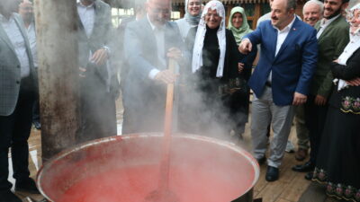 Mustafa Varank, Bursa’da salça kaynattı