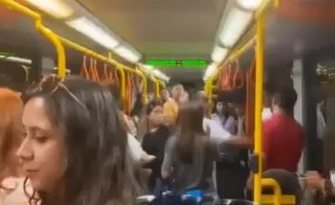 Bursa metrosunda yer verme kavgası kamerada!