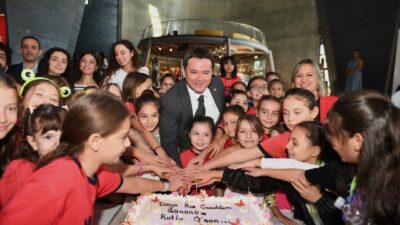 Başkan Aydın, Dünya Kız Çocukları Günü’nü pasta keserek kutladı