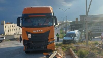 Bursa’da TIR, hafif ticari araca çarptı