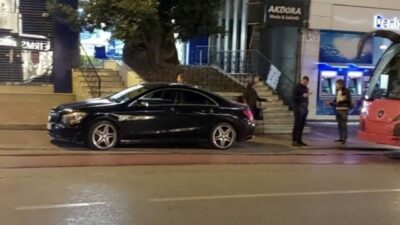 Bursa’da tramvay yoluna park eden sürücü seferleri aksattı