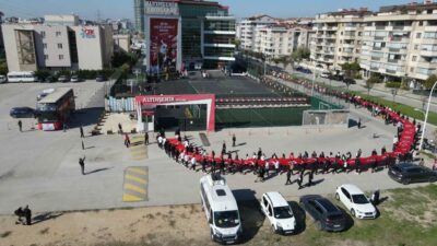 Bursa’da Altınşehir Okulları’nın 400 metrelik Türk Bayrağı ile gurur yürüyüşü