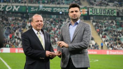 Bursaspor Başkanı Çelik’ten Matlı’ya plaket