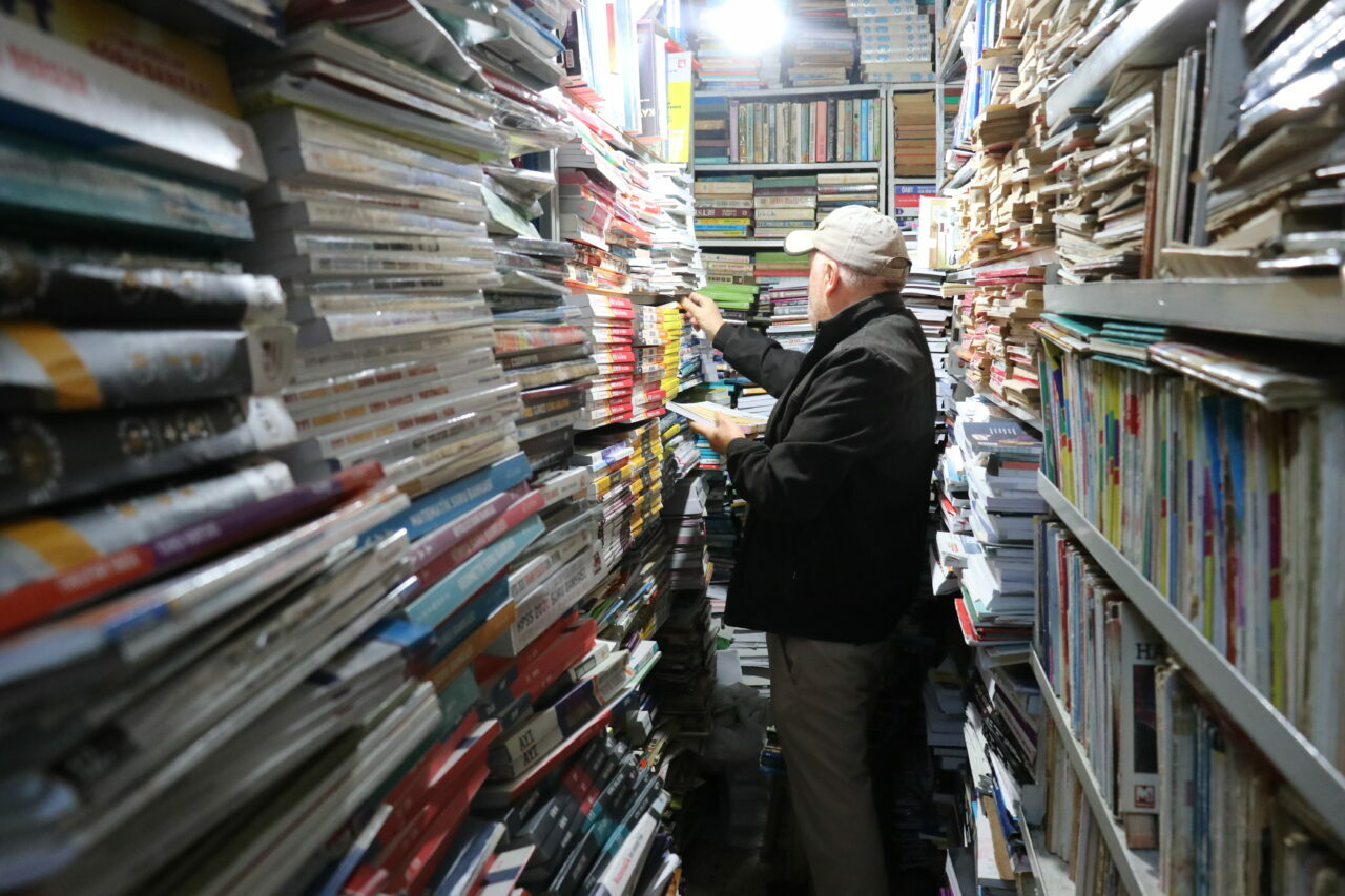 37 yıllık sahafın gençlere yönelik büyük çabası