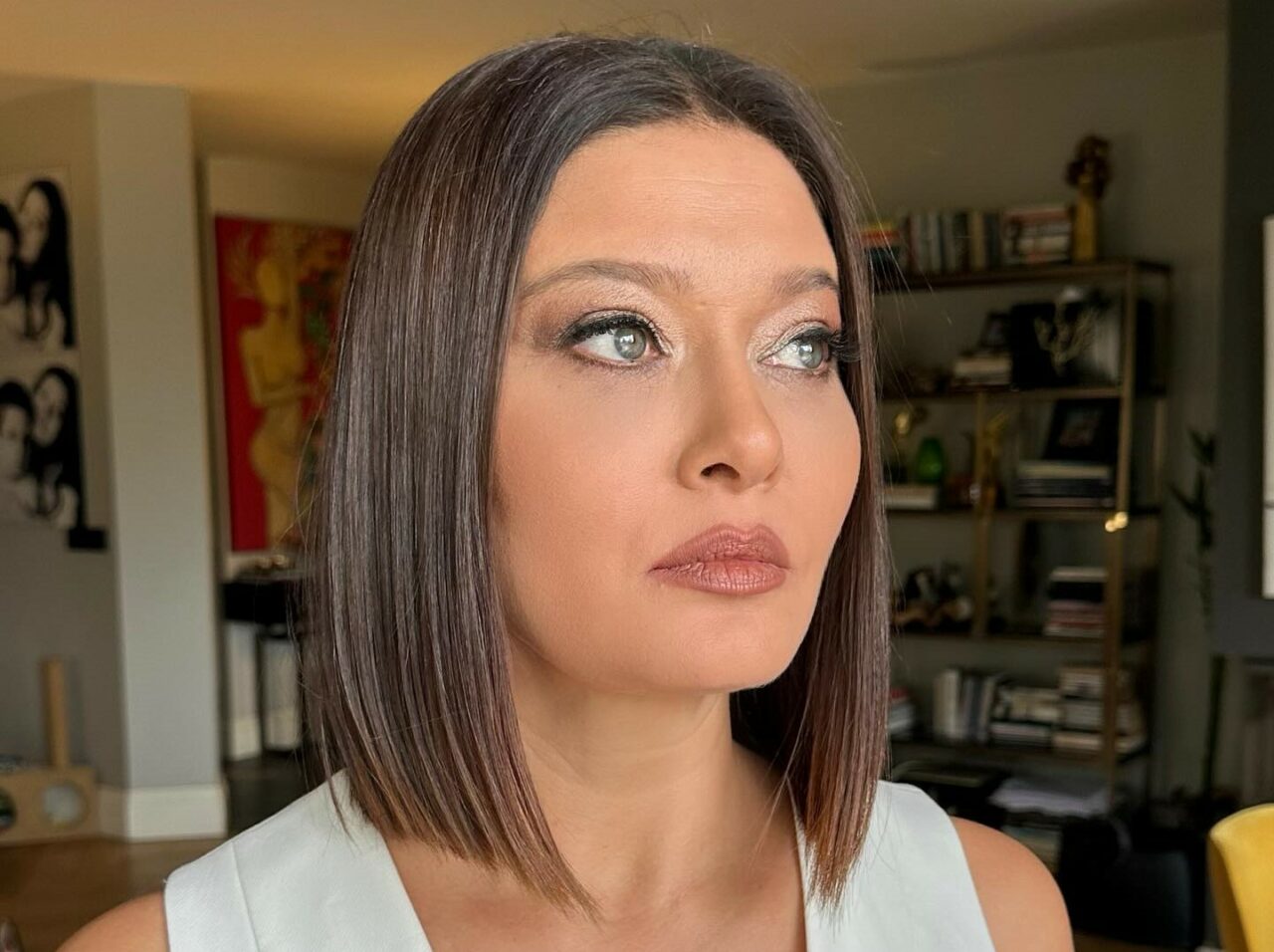 Nurgül Yeşilçay dekolteli kıyafetiyle fiziğini konuşturdu!