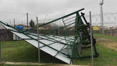 Bursa’da şiddetli rüzgar stadın tribününü yıktı