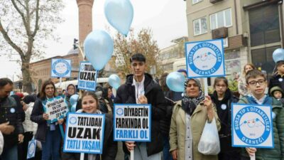 Bursa’da diyabete dikkat çekmek için mavi balonlar gökyüzüne bırakıldı