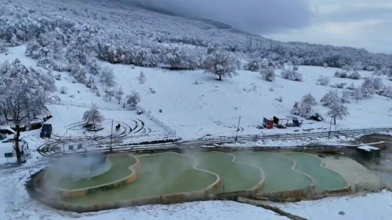 Bursa’da karlı dağların arasında termal havuz keyfi