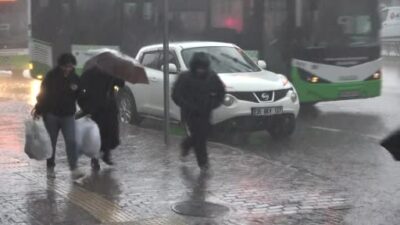 Bursa aylık ortalama yağışın yarısını bir günde aldı