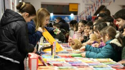 İnegöl’de Kitap Fuarı’na öğrenci akını