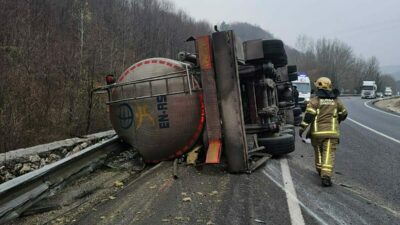 Bursa’da asit yüklü tanker devrildi! Asit dereye karıştı