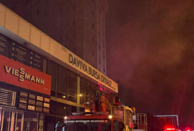 Bursa’da sabaha karşı yangın paniği: 10 katlı iş hanı yandı!