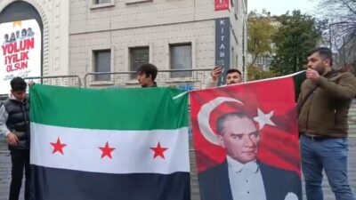 Bursa’da Suriyelilerden Atatürk posterleriyle kutlama