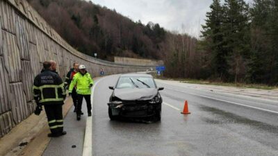 Bursa’da trafik kazası: Otomobil istinat duvarına çarptı