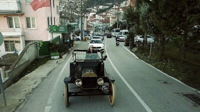 Bursa caddelerinde 110 yıllık araç