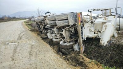 Bursa’da beton mikseri devrildi