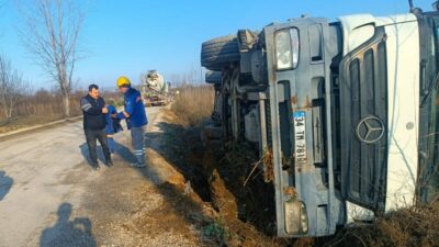 Bursa’da beton mikseri devrildi